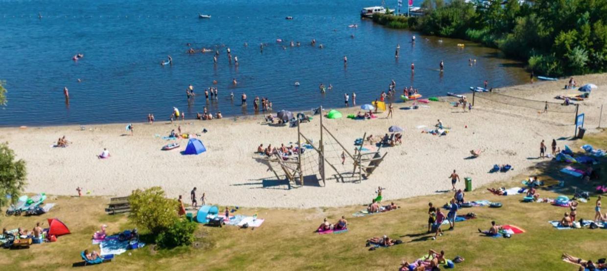 Ruime 5-Persoons Chalet Aan Het Bergumermeer Suameer Esterno foto