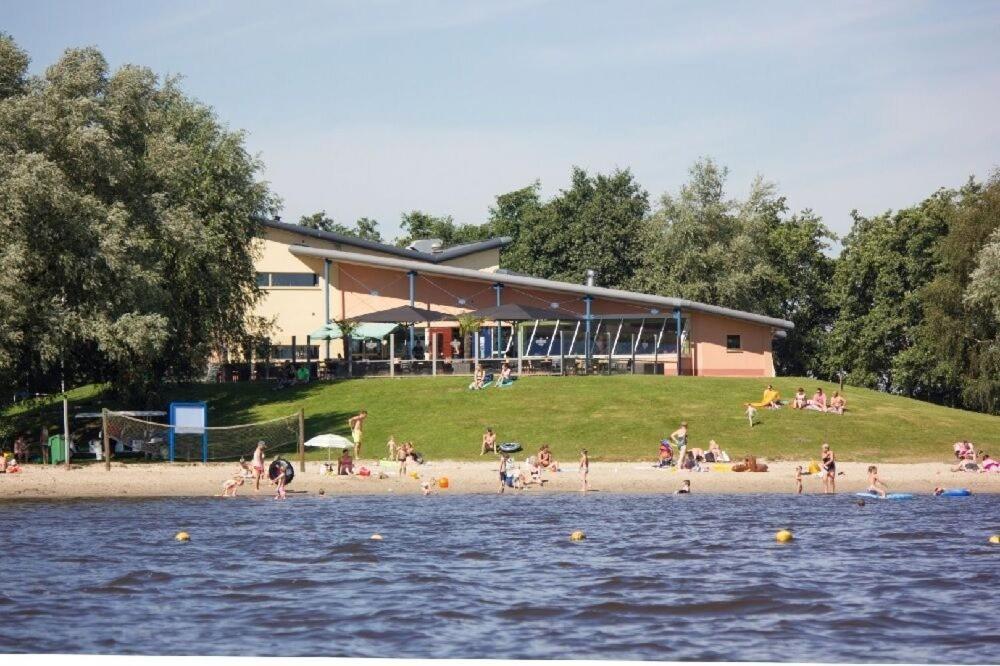 Ruime 5-Persoons Chalet Aan Het Bergumermeer Suameer Esterno foto
