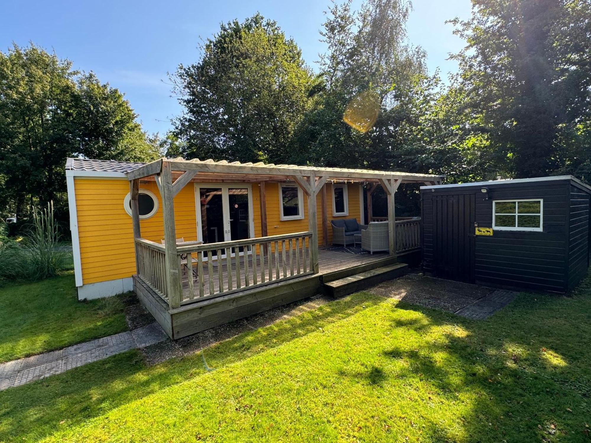 Ruime 5-Persoons Chalet Aan Het Bergumermeer Suameer Esterno foto